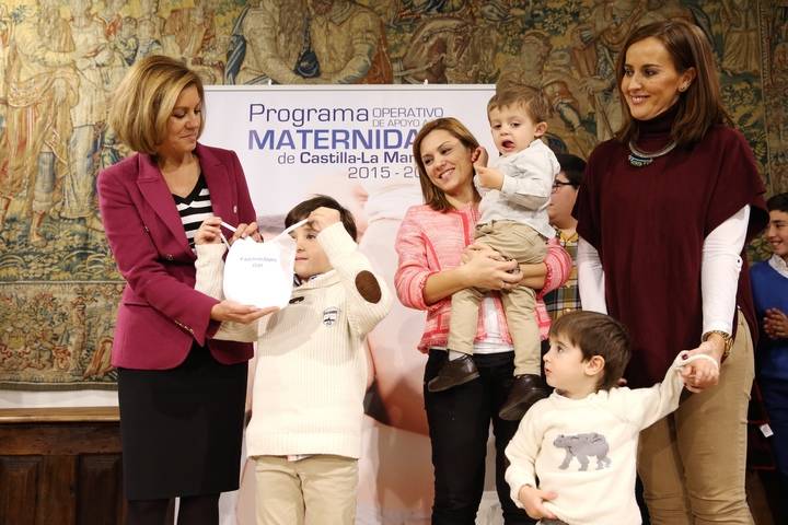 Cospedal presenta el Programa Operativo de Apoyo a la Maternidad 2015-2016