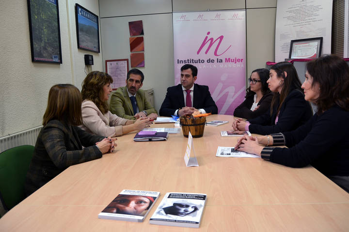 Condado destaca que el Gobierno regional aumenta el Presupuesto para los Centros de la Mujer para el próximo año 2015 y garantiza la atención a las mujeres de Castilla-La Mancha