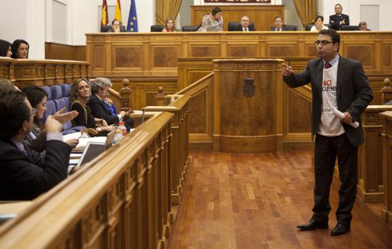 Modesto Belinchón discute con los diputados del PP al salir del pleno  (Foto: El Digital de Castilla La Mancha)