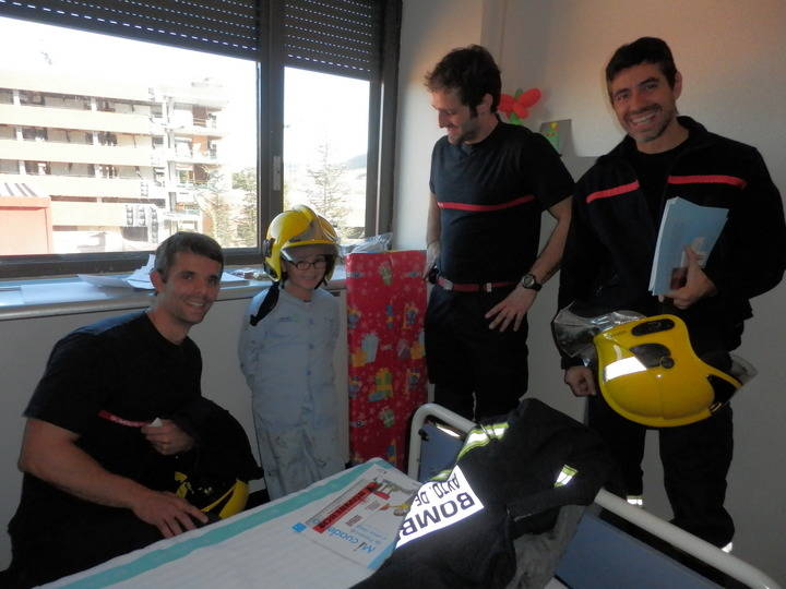 Los Bomberos de Guadalajara visitan a los niños ingresados en el Hospital