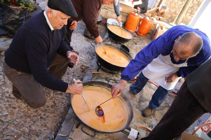 Gachas, villancicos, jotas y repostería en la Plaza de los Cuatro Caños de Pastrana
