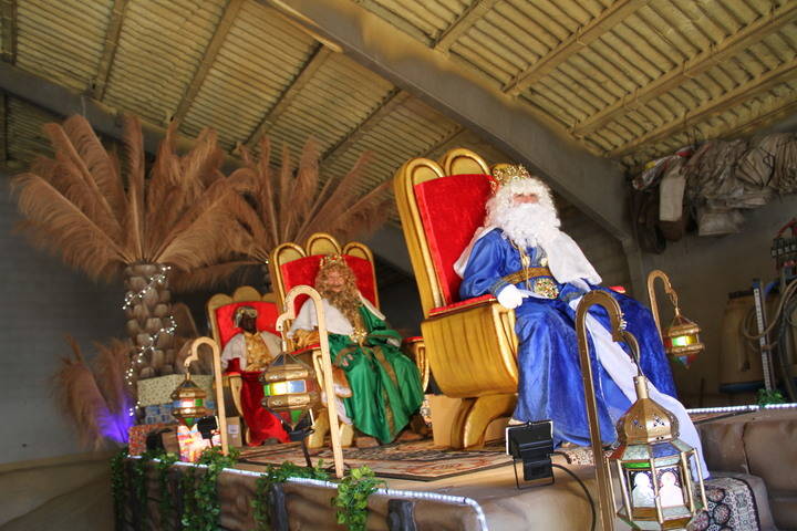 Los Reyes Magos, que de nuevo fueron Majos en Sigüenza, han visitado por triplicado la ciudad 