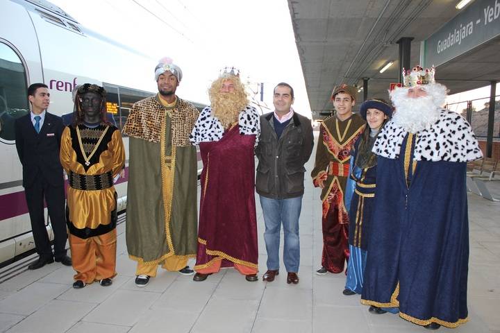 Un tren AVE transporta a los Reyes Magos de Oriente para participar en la Cabalgata de Valdeluz