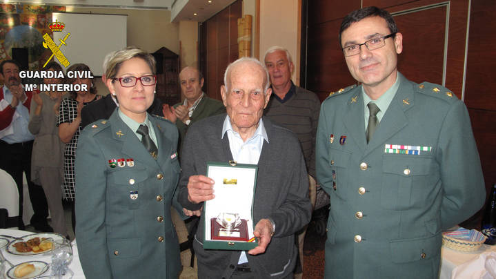 La Comandancia de la Guardia Civil de Guadalajara homenajea a un Guardia Civil retirado en el día de su centenario