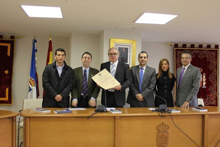 Aurelio García recibe el título que le acredita como cronista oficial y honorario de Yebes