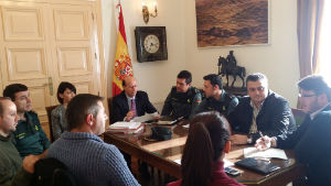 El subdelegado del Gobierno en Guadalajara se reúne con el alcalde de Valdeaveruelo para tratar temas relacionados con la seguridad en el municipio