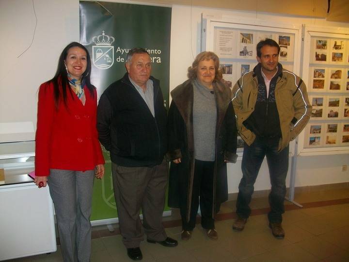 La biblioteca municipal de Alovera inauguró la exposición de fotografías de iglesias de la provincia de Pedro de Diego