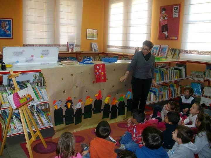 Los niños de 5 años del colegio Virgen de la Paz de Alovera visitan la biblioteca