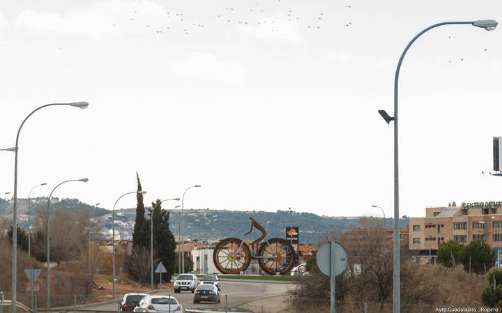 Instaladas farolas en la vía que une la glorieta de Los Valles con la Ronda Norte