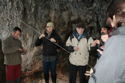 Los empresarios turísticos del Geoparque conocen el recurso turístico de la Cueva de Los Casares