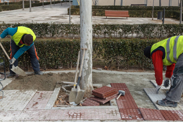 El Ayuntamiento realiza obras de mejora en aceras de varias calles de Aguas Vivas