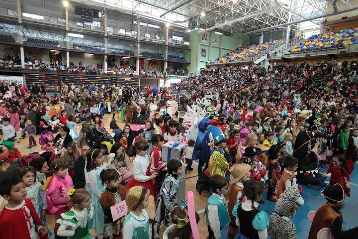 Ambientazo en el Multiusos con cientos de niños disfrazados en el Carnaval Infantil de Guadalajara