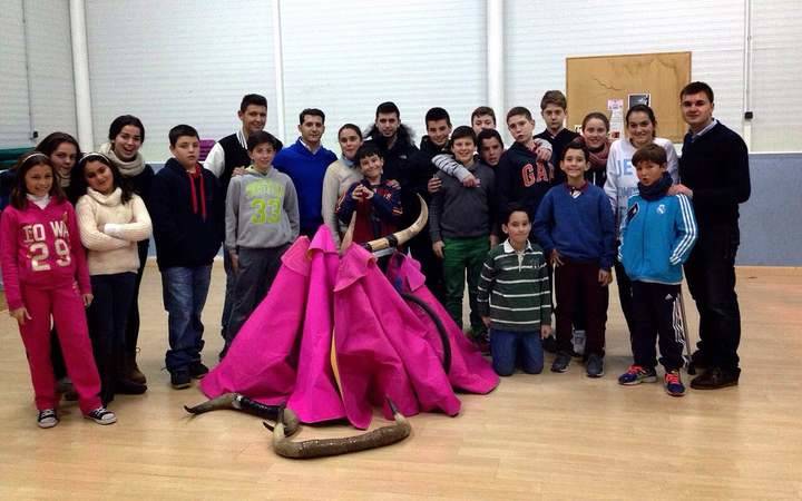 Fernando Lomeña entusiasma a los jóvenes casareños con su tauromaquia