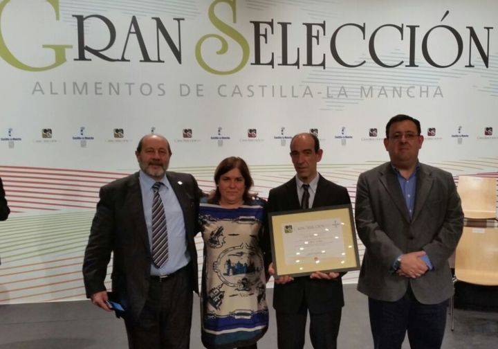 La Diputación felicita al premiado con el Gran Selección por la Miel de Calidad Diferenciada