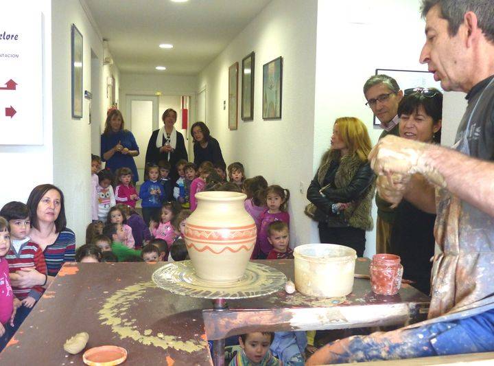 La presidenta de la Diputación destaca la labor de la Escuela de Folklore en la conservación de nuestras tradiciones 