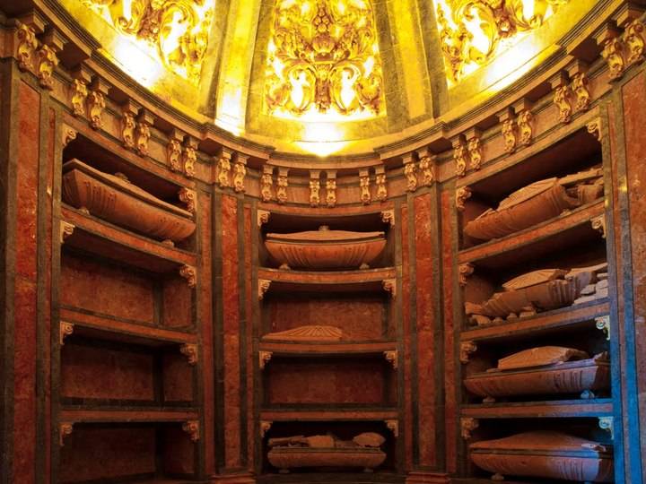 El detalle monumental del mes es la cripta de la iglesia de San Francisco y su vinculación con la familia Mendoza