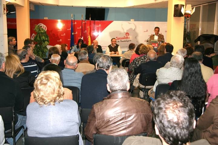 El socialista Daniel Jiménez presenta una lista de perfil bajo para el Ayuntamiento de Guadalajara con Valerio y un yerno 