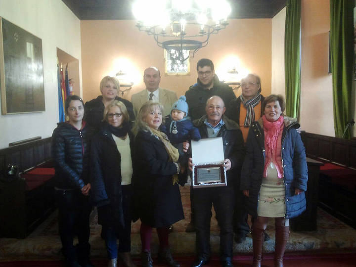 El Ayuntamiento de Sigüenza reconoce a Pepe Bodega sus años de servicio en el municipio 