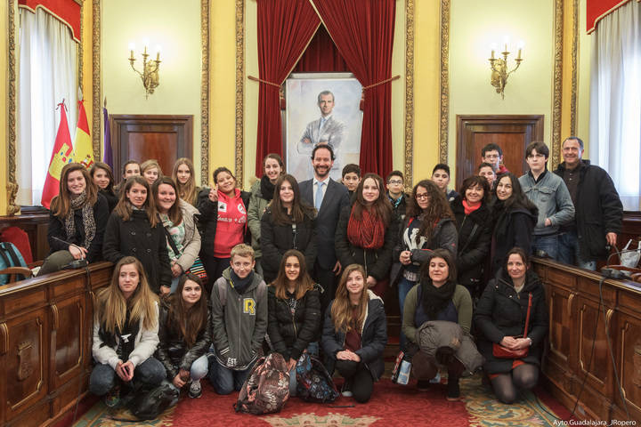 Estudiantes franceses y alumnos del Sagrado Corazón visitan el Ayuntamiento de Guadalajara