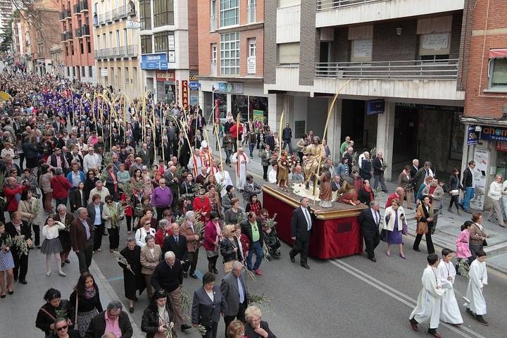 Cientos de fieles y turistas han querido acompañar a la Procesión de la Borriquilla por las calles de Guadalajara (Foto: www.eduardobonillaruiz. com)