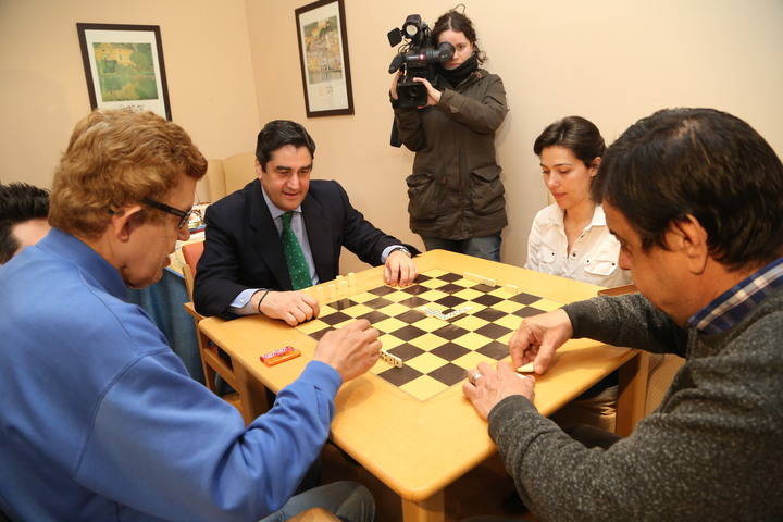 El consejero de Sanidad y Asuntos Sociales inaugura las viviendas El Hayedo en Guadalajara para personas con discapacidad