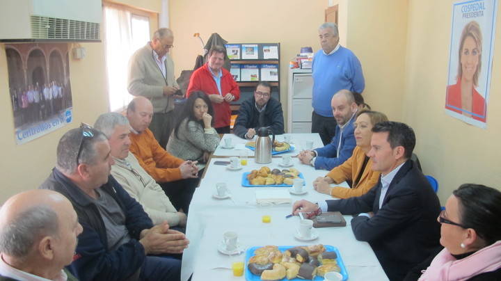 Soriano y Martín rubrican ante un grupo de agricultores y ganaderos de Alovera el compromiso del PP con los trabajadores del campo