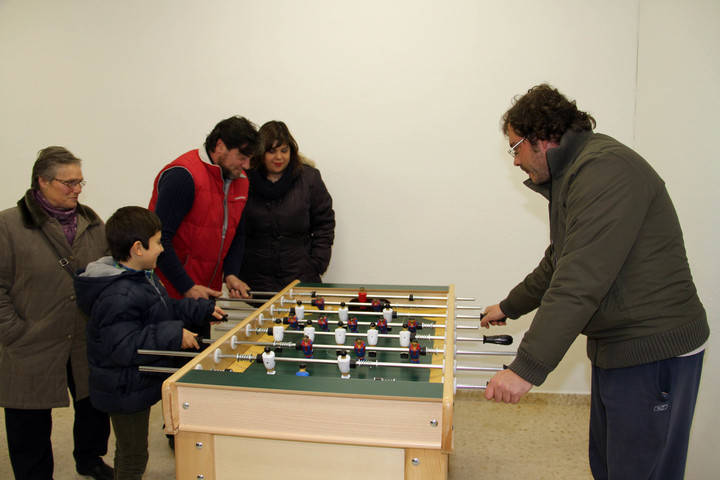 Tamajón ya cuenta con un nuevo local multiusos para los jóvenes y con pista de pádel