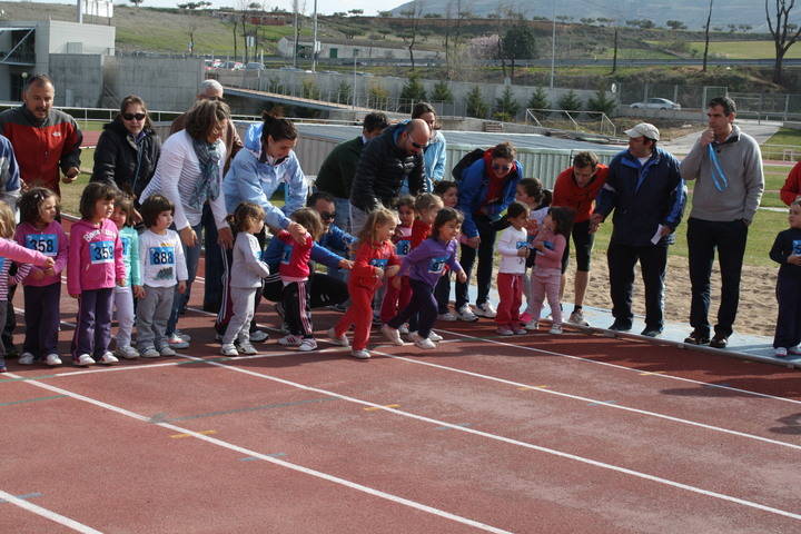 El alcalde de Guadalajara Antonio Román, ha dado la salida a los corredores más jóvenes, categoría chupetín