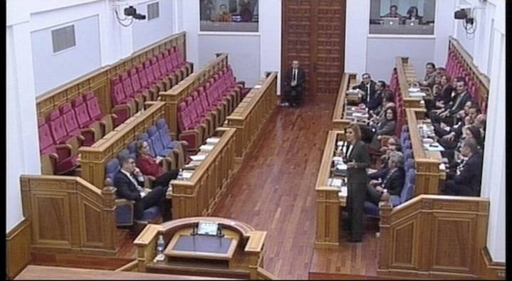 Los diputados regionales del PSOE no respetan en las Cortes Regionales el Minuto de Silencio por las víctimas del accidente de los Alpes