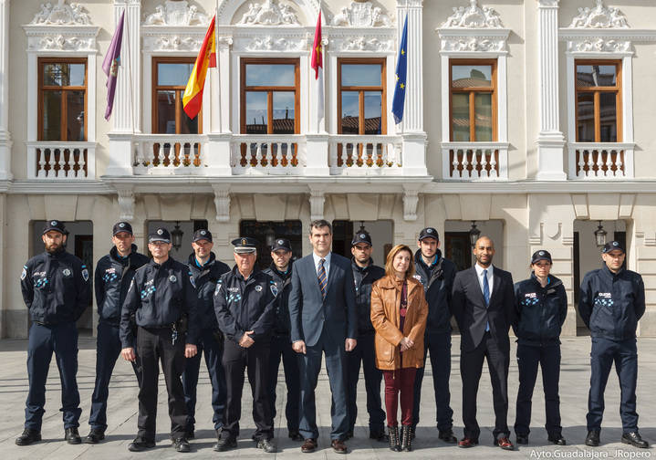 Antonio Román da la bienvenida al Ayuntamiento a los ocho nuevos policías locales