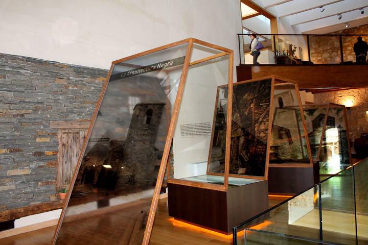 Cientos de turistas visitan la Posada del Cordón en Atienza y el Castillo de Torija durante la Semana Santa