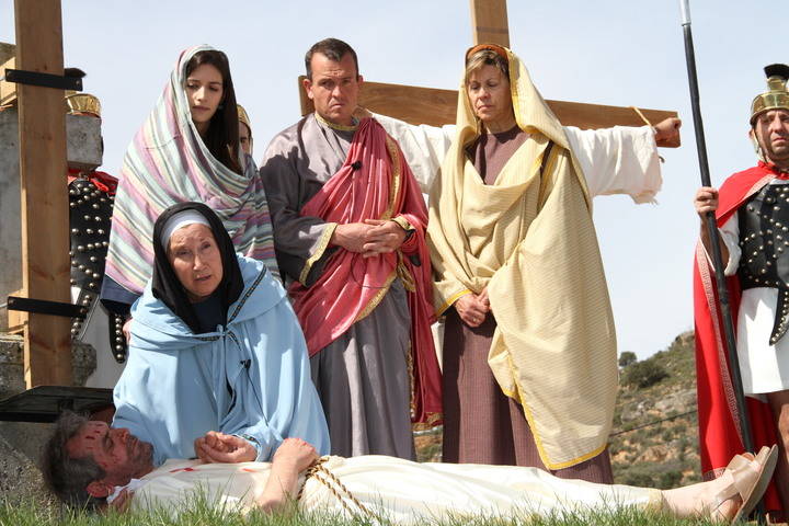 Brillante y emotiva representación de la Pasión de Cristo en una calurosa mañana de Viernes Santo