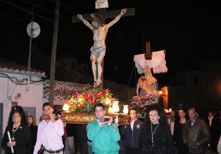 Vistosidad y devoción en la Procesión del Encuentro casareña