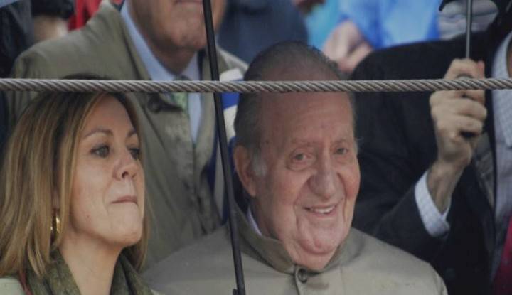El rey Juan Carlos con la presidenta Cospedal en los toros en Brihuega
