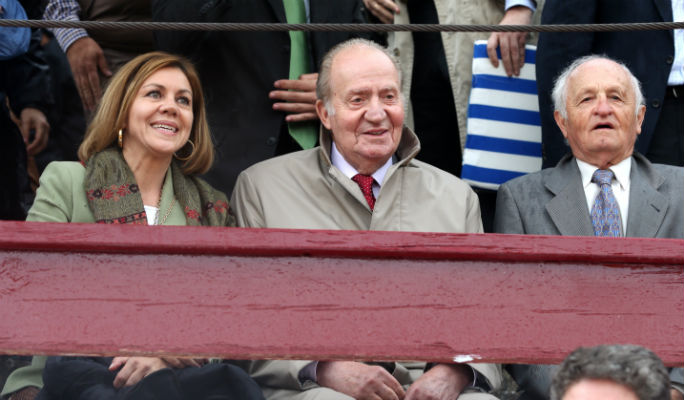 El rey Juan Carlos con la presidenta Cospedal en los toros en Brihuega
