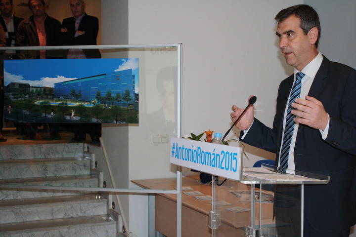 Antonio Román ejecutará un nueva piscina pública al aire libre