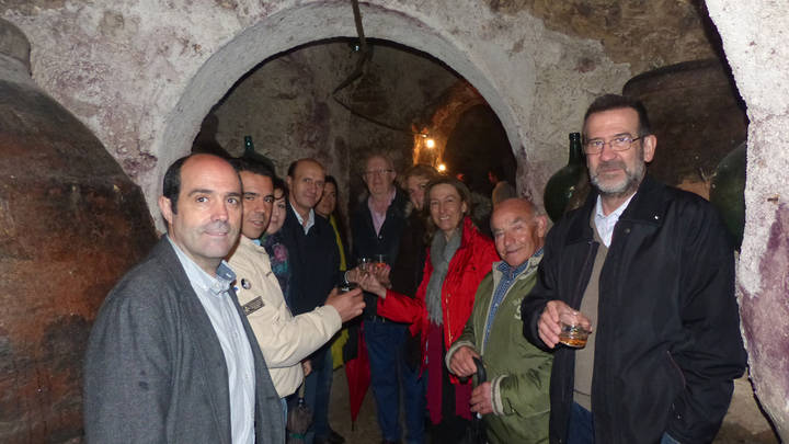 Ana Guarinos anima a mantener la tradición vitivinícola con iniciativas como el Concurso del Vino o la Ruta de las Bodegas de Horche 