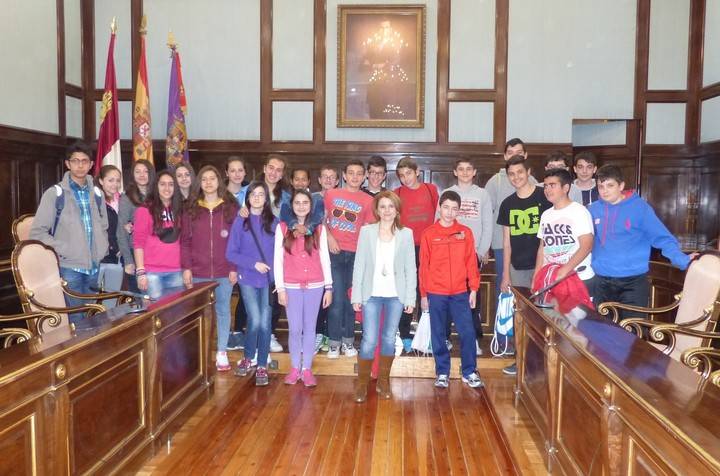 Dos grupos de escolares del IES Aguas Vivas visitan la Diputación 