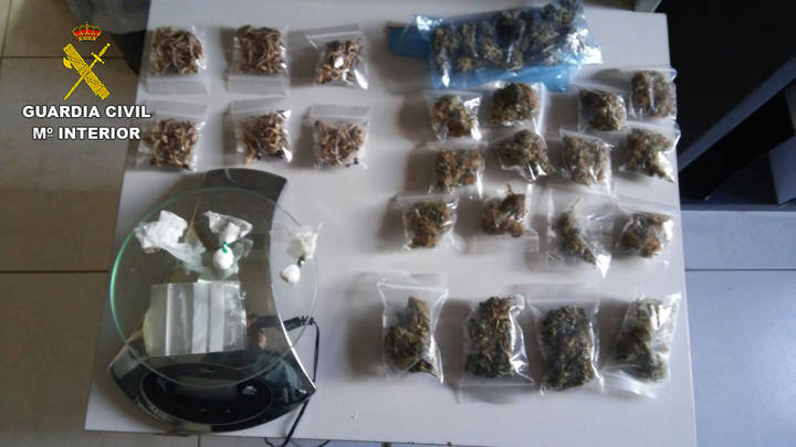 Detienen en Cifuentes a un joven con marihuana, setas alucinógenas, cocaína..., camino de Viñarock