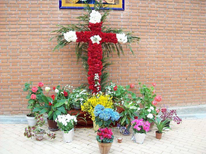 La Asociación de Vecinos Balconcillo y San Juan de Ávila mantienen la tradición de la Cruz de Mayo