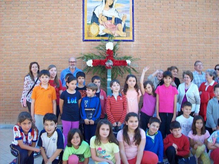Los niños de la catequesis de San Juan de Ávila y la Asociación de Vecinos Balconcillo realizan una bontia Cruz de Mayo