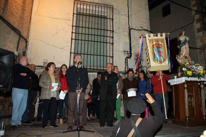 Los barrios de Pastrana viven con alegría en plena calle su fiesta de las Cruces de Mayo