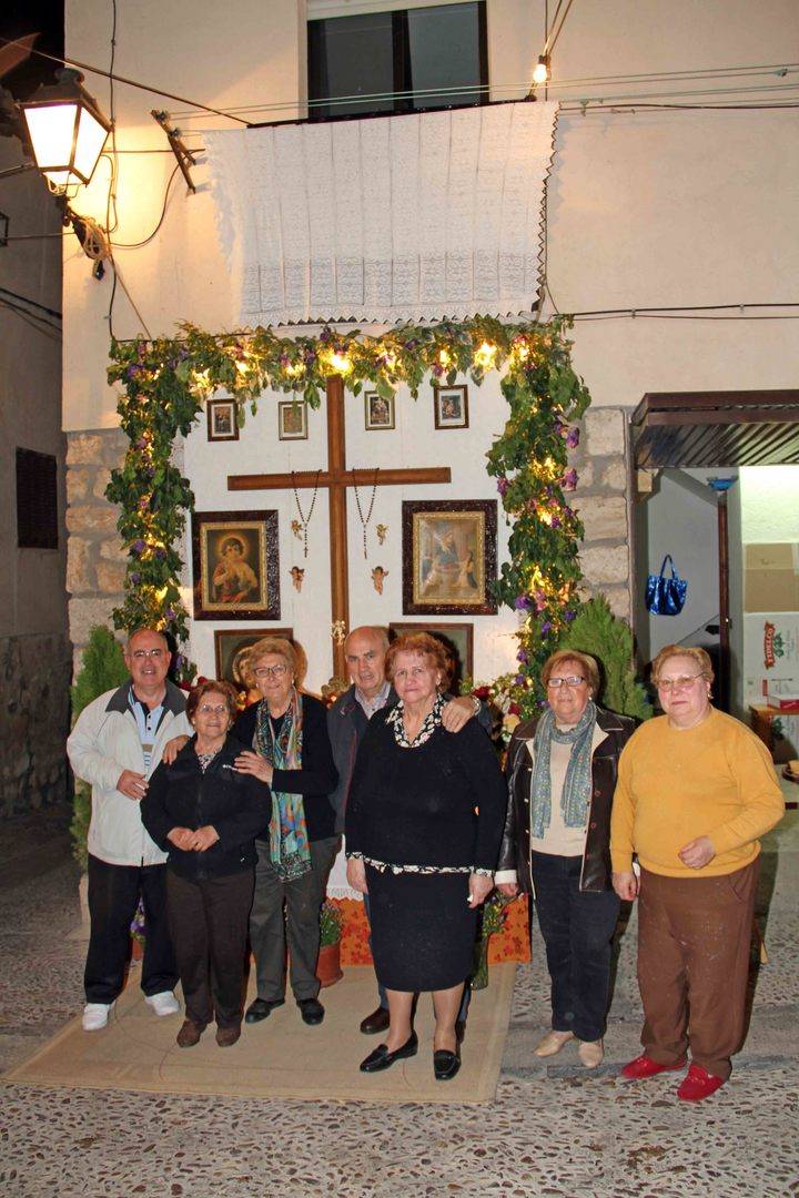 Los barrios de Pastrana viven con alegría en plena calle su fiesta de las Cruces de Mayo