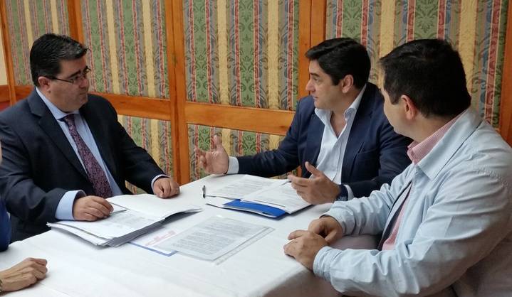 Echaniz durante su reunión con Javier Guzmán y Diego Jimenez candidatos del PP en Yebes