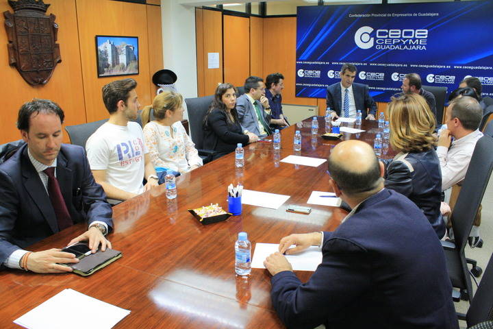 Román escucha las propuestas y demandas del sector hostelero de la ciudad