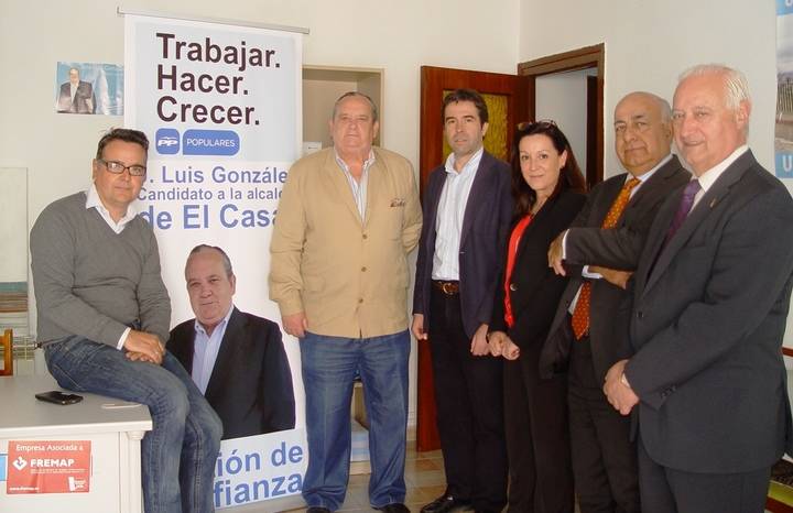 La secretaria de Formacion del PP Paloma Barredo junto al candidato del PP a la Alcaldía de El Casar.