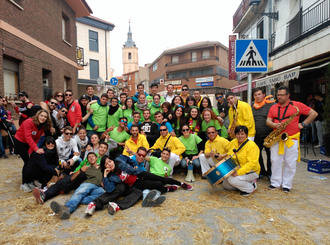 Los Quintos de Yunquera celebran la tradicional puesta del mayo