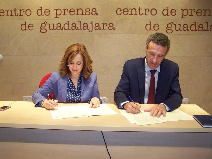 La Asociación de la Prensa de Guadalajara y el Centro Asociado de la UNED firman un convenio de colaboración