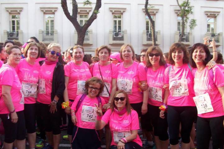 Las mujeres de Brihuega dejan su impronta en la marea rosa contra el cáncer de mama