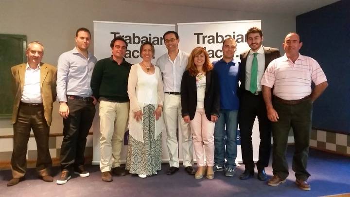Ana Guarinos junto a Pedro Torres y el resto de la candidatura del PP en Mondejar